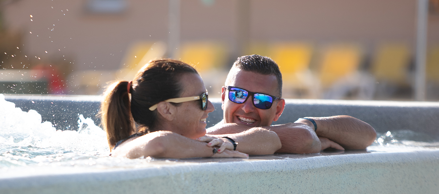 Moment en couple dans le bain à bulles au camping Siblu Les Oyats