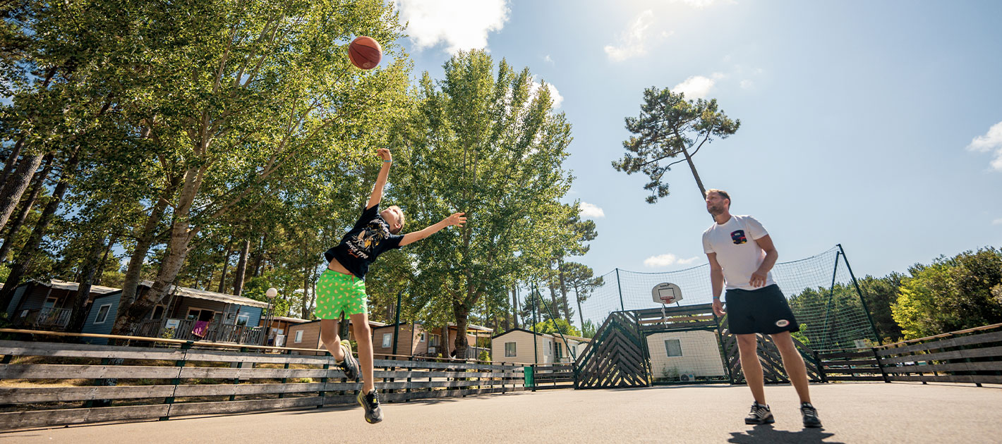 Jouez en famille sur un terrain multisport