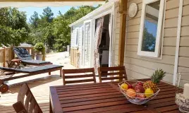 Terrasse d'un mobil home du camping le Pipiou