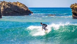 Surfer sur les vagues