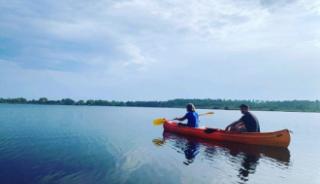 Faire du canoë sur le lac de Biscarrosse