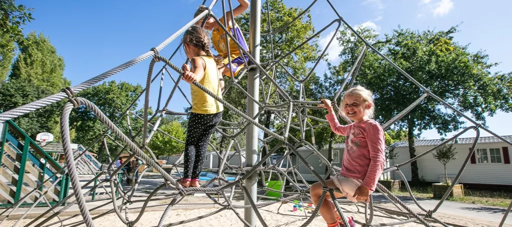 Pyramide à cordes au camping La Pointe