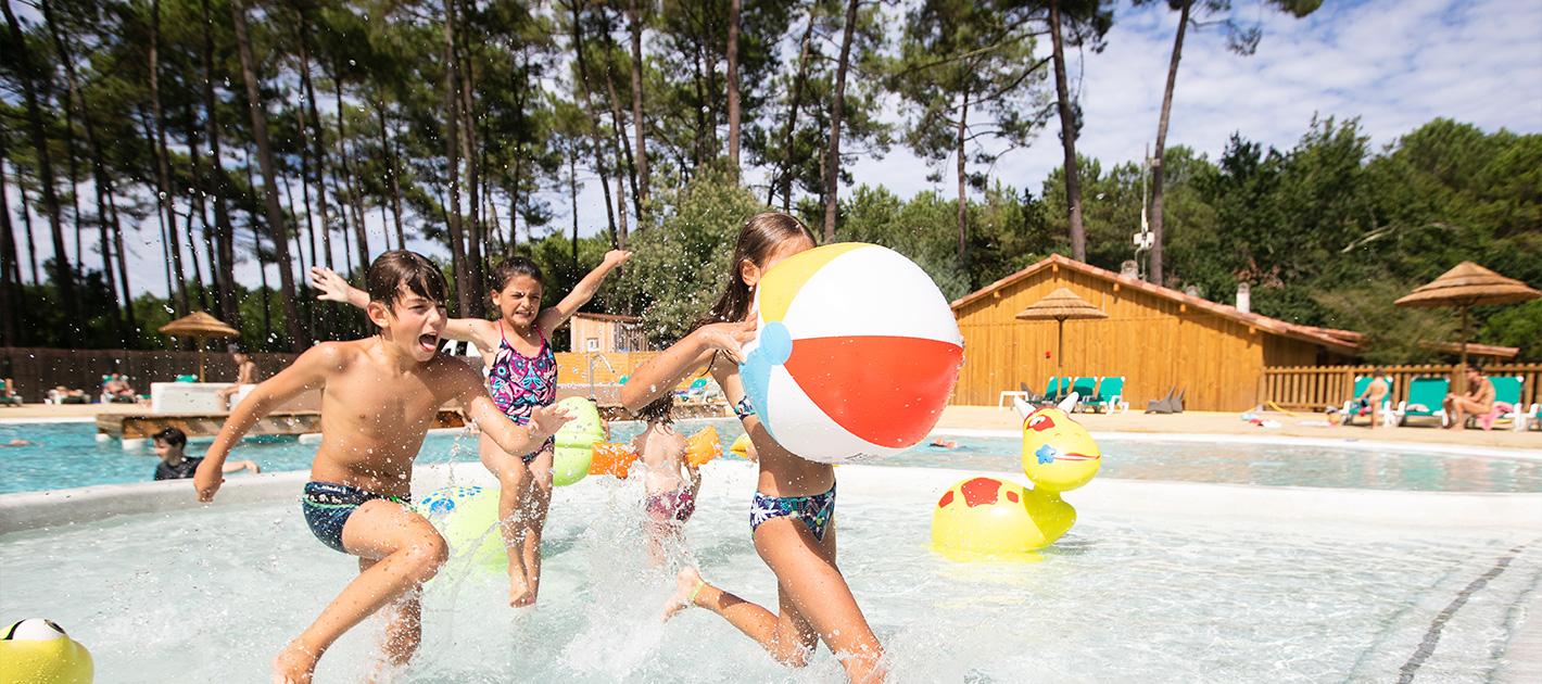 Enfants à la piscine du camping Le Lac